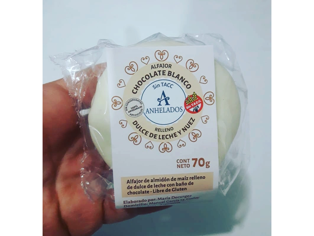 Alfajor de chocolate relleno de dulce de leche y nuez sin tacc