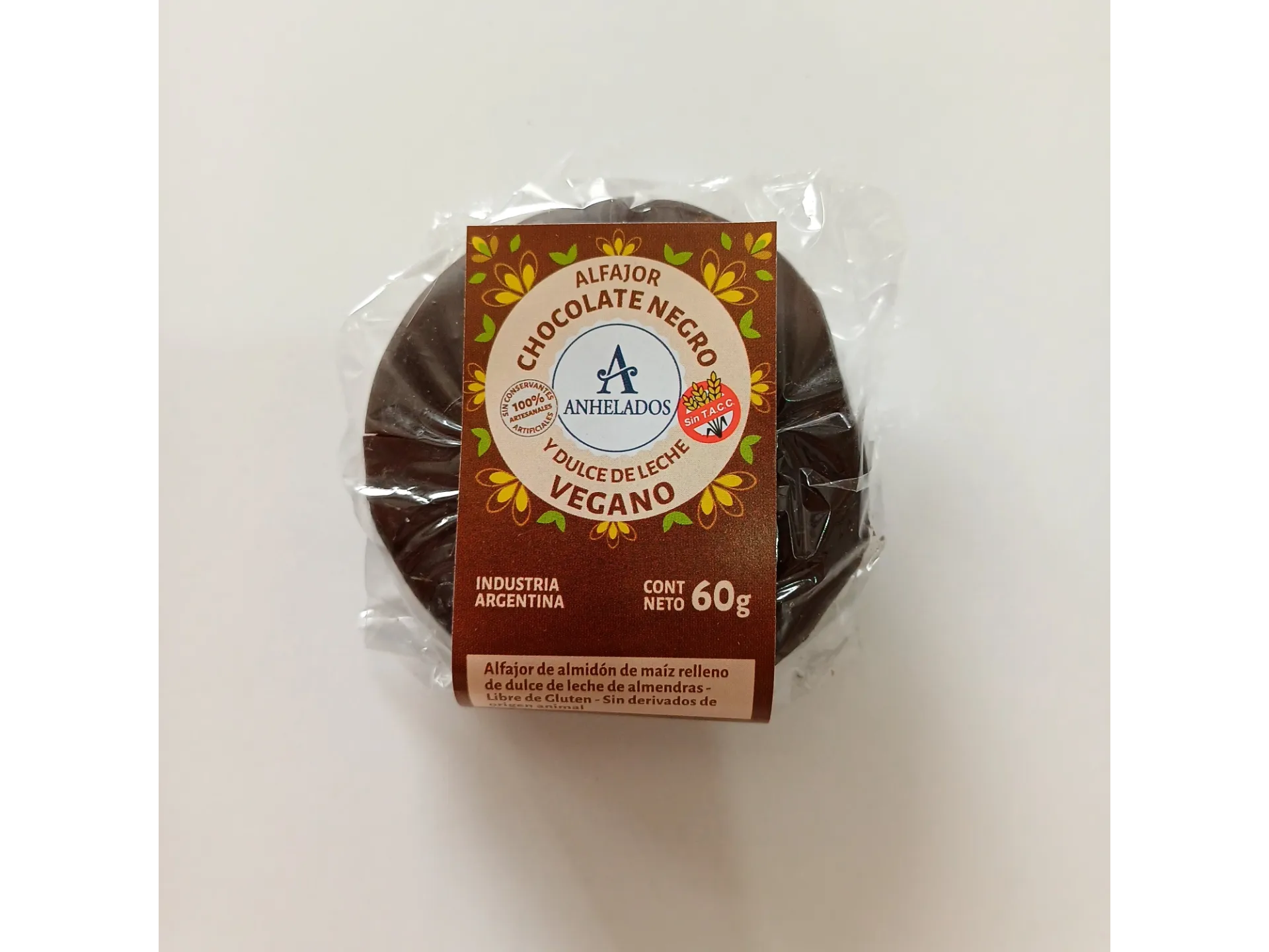 Alfajor de chocolate relleno de dulce de leche de almendra sin tacc y vegano