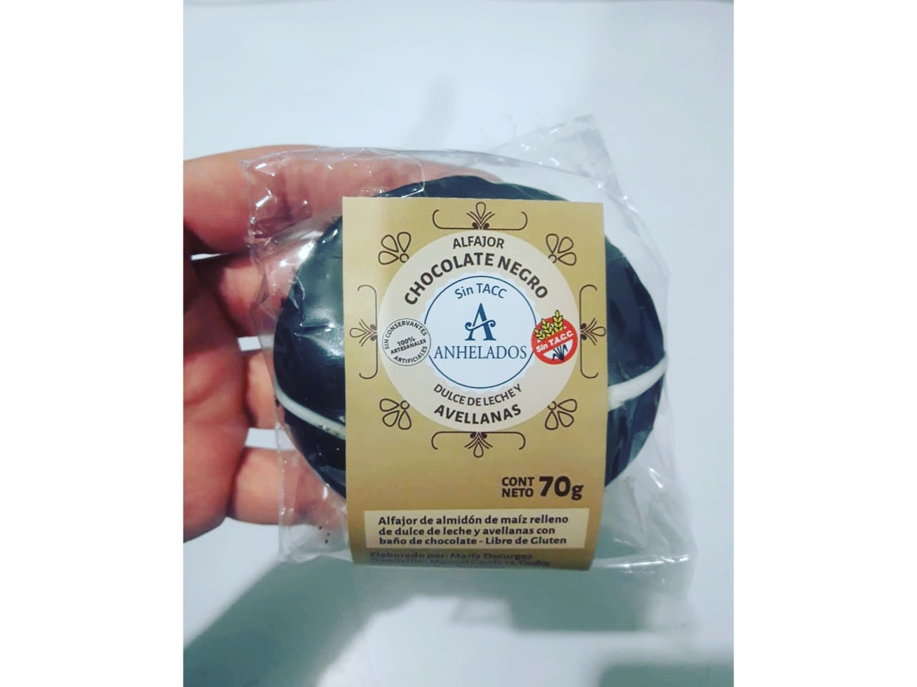 Alfajor de chocolate relleno de dulce de leche y avellana sin tacc