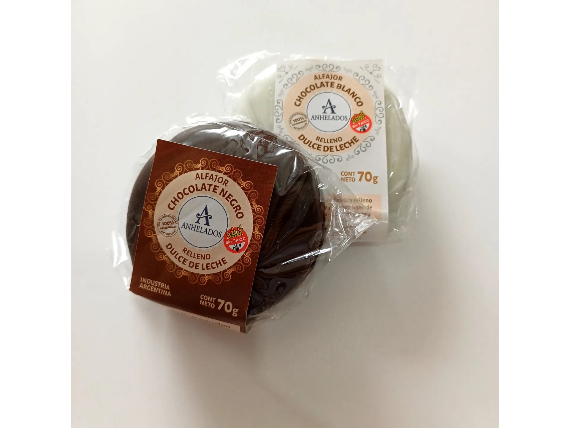 Alfajor de chocolate blanco relleno de dulce de leche sin tacc, sin gluten