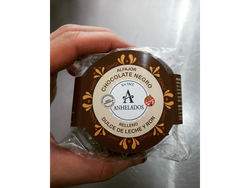 Alfajor de chocolate relleno de dulce de leche y ron sin tacc