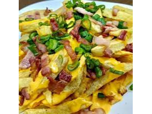 Papas con cheddar y bacon