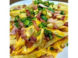 Papas con cheddar y bacon