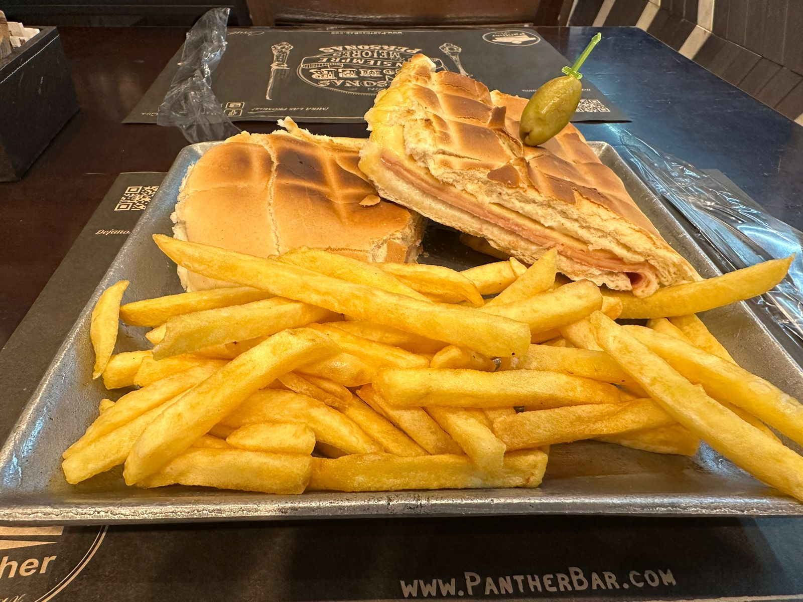 Carlitos en Pan de Lomo con Papas Fritas