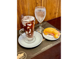 Croissant + Submarino (Valida solo de 16 a 20 hs)
