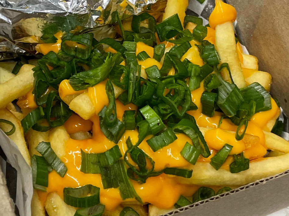 Papas fritas con Cheddar y Verdeo