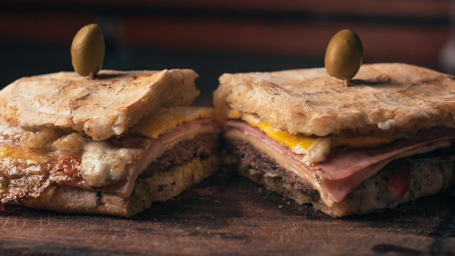 HAMBURLOMOS C/PAPAS Y  MAYO EXTRA