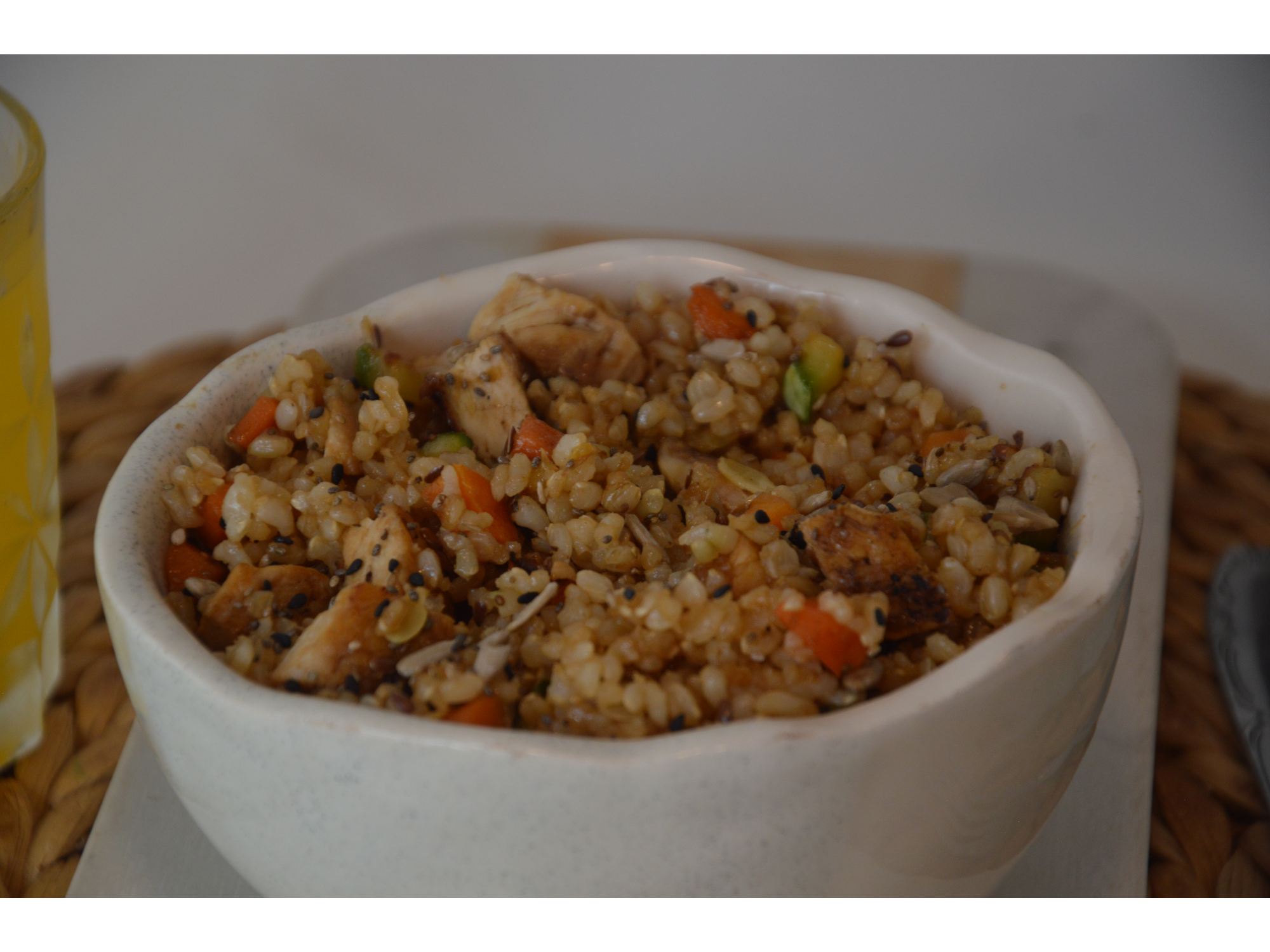 WOK  DE POLLO TERIYAKI CON ARROZ YAMANI , zanahoria, zuchini, cebolla, semillas