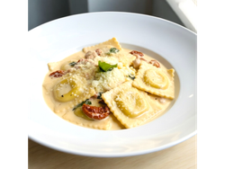 Ravioles de ricotta y salmón ahumado con Salsa de La Casa