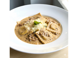 Ravioles de Carne con Salsa de Champiñones Trufados