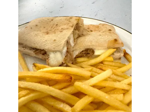 Sándwich Mechada Queso + Papas Fritas