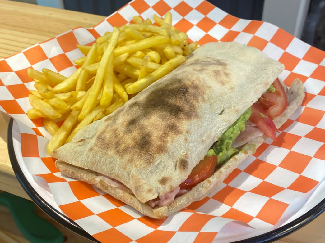 Sándwich Lomito Kassler + Papas Fritas