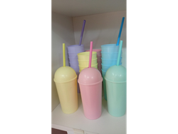 VASO LISO "PASTEL" CON TAPA MEDIA ESFERA Y SORBETE - COD.: 557