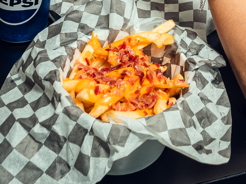 PAPAS CON CHEDDAR Y PANCETA