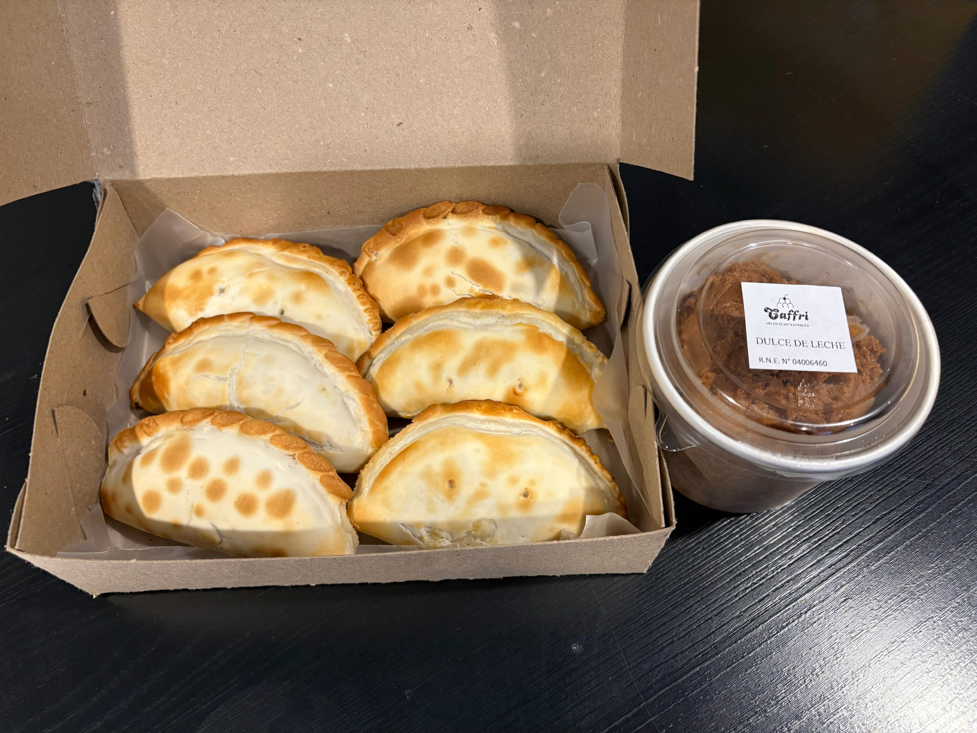 6 EMPANADAS XL + 1/4 HELADO ARTESANAL CAFFRI