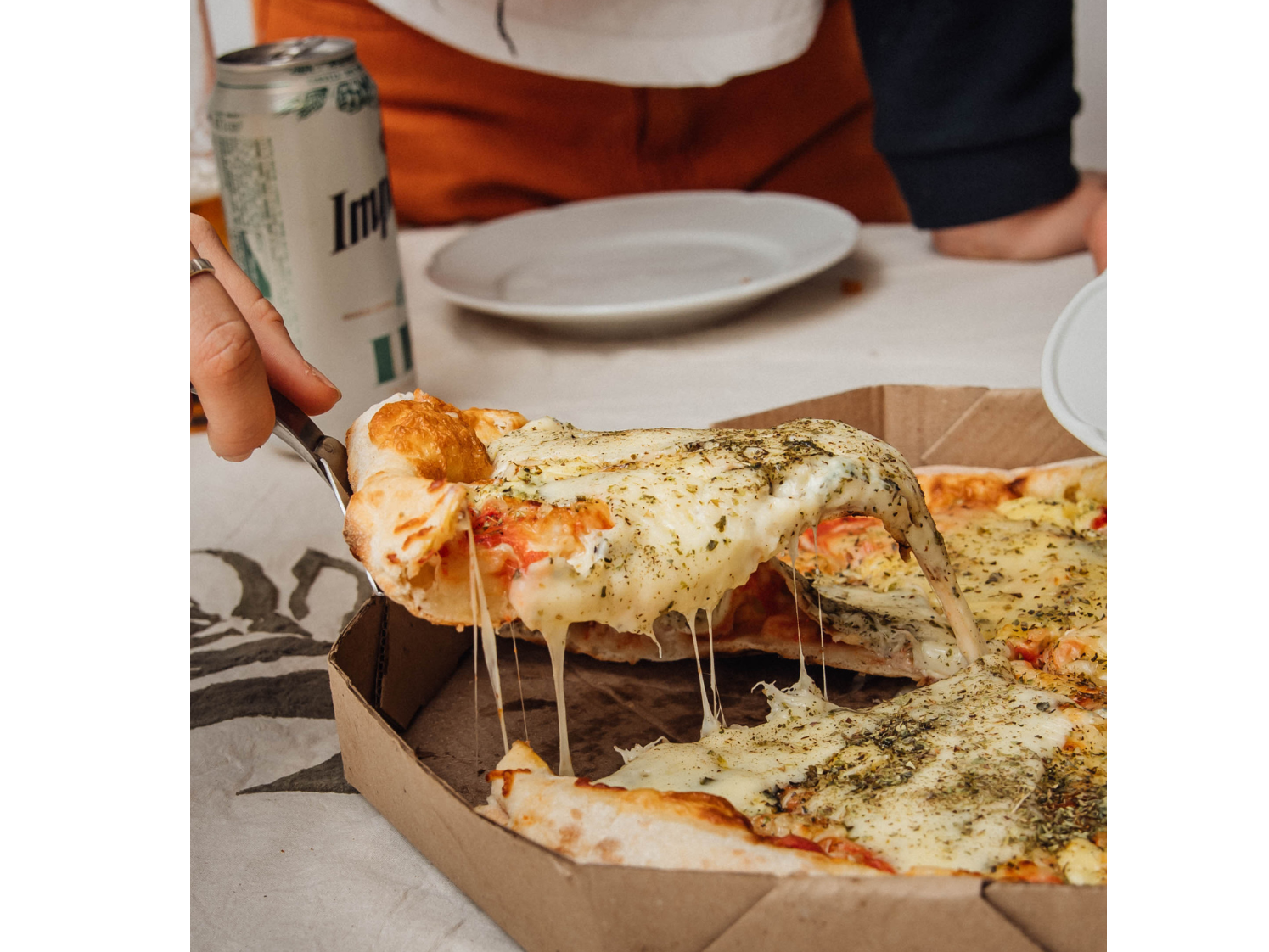 PIZZA 4 PORCIONES + LATA CERVEZA 473 ML