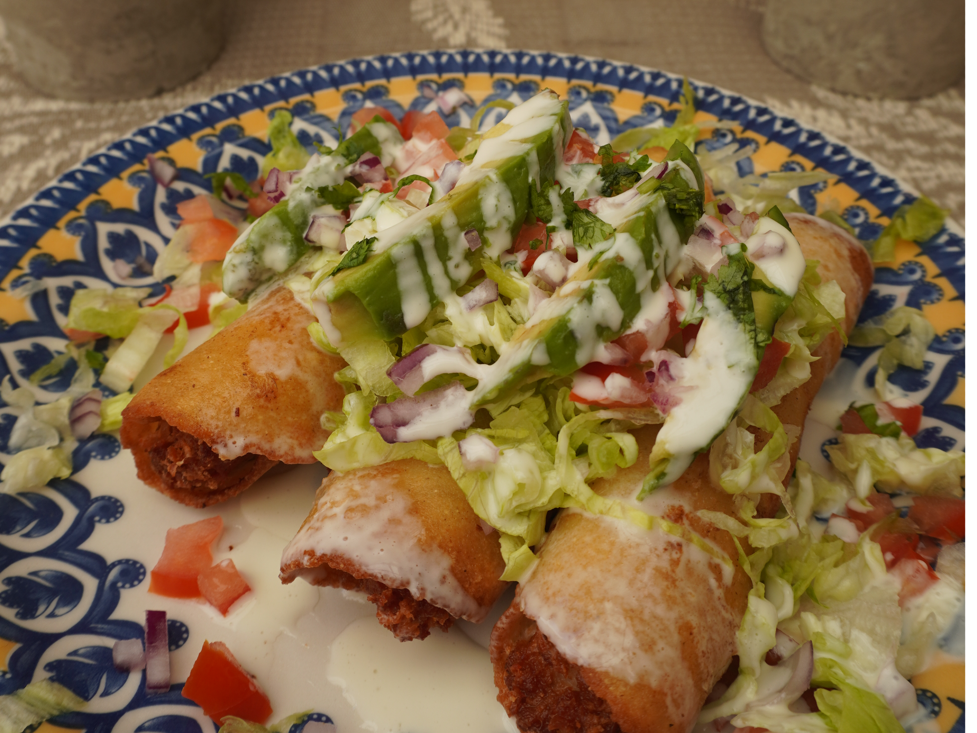 3 Tacos Dorados + Lata Coca