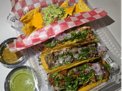 3 Tacos + Mini porción de nachos con cheddar y guacamole