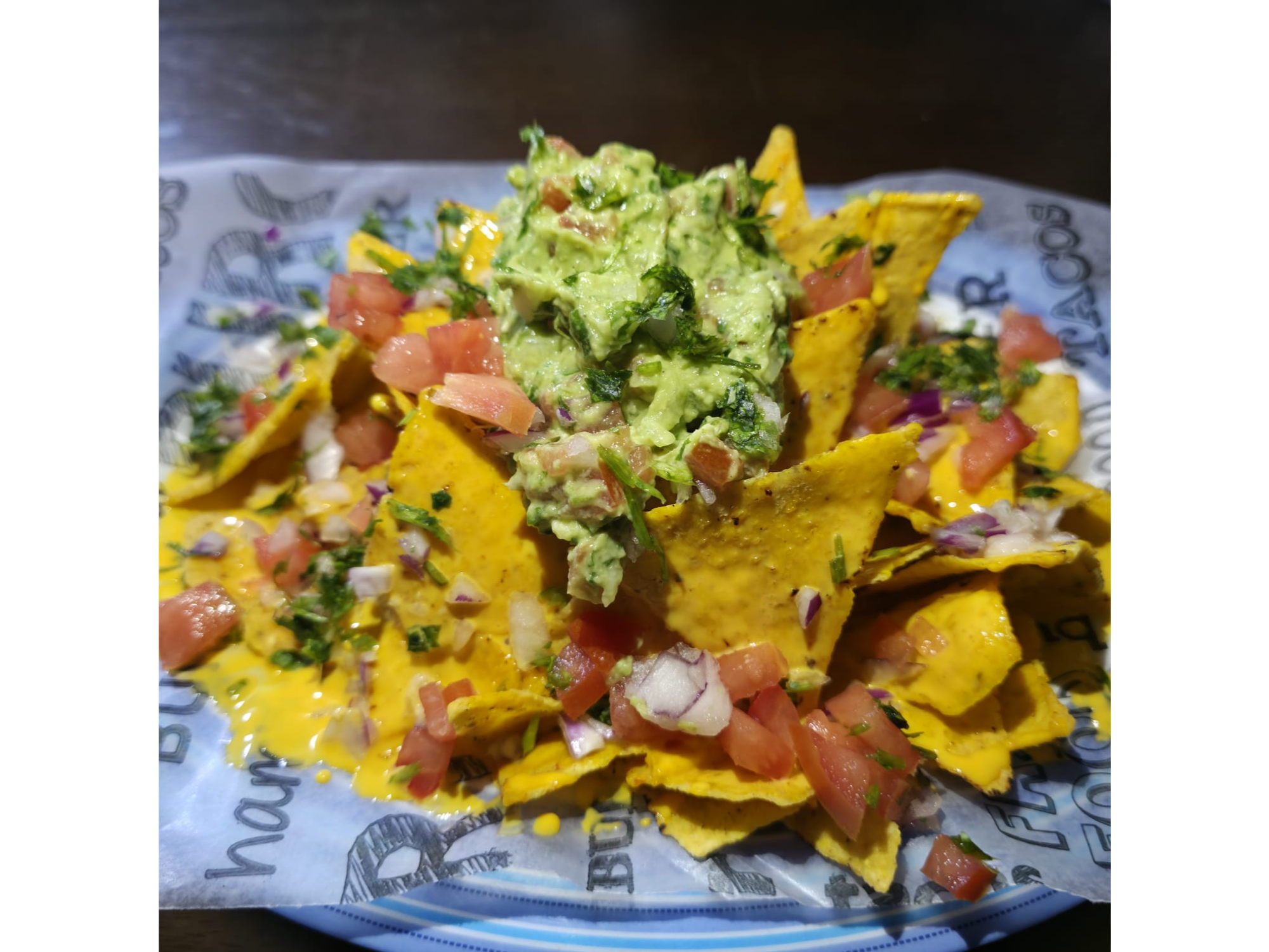Nachos con cheddar y guacamole