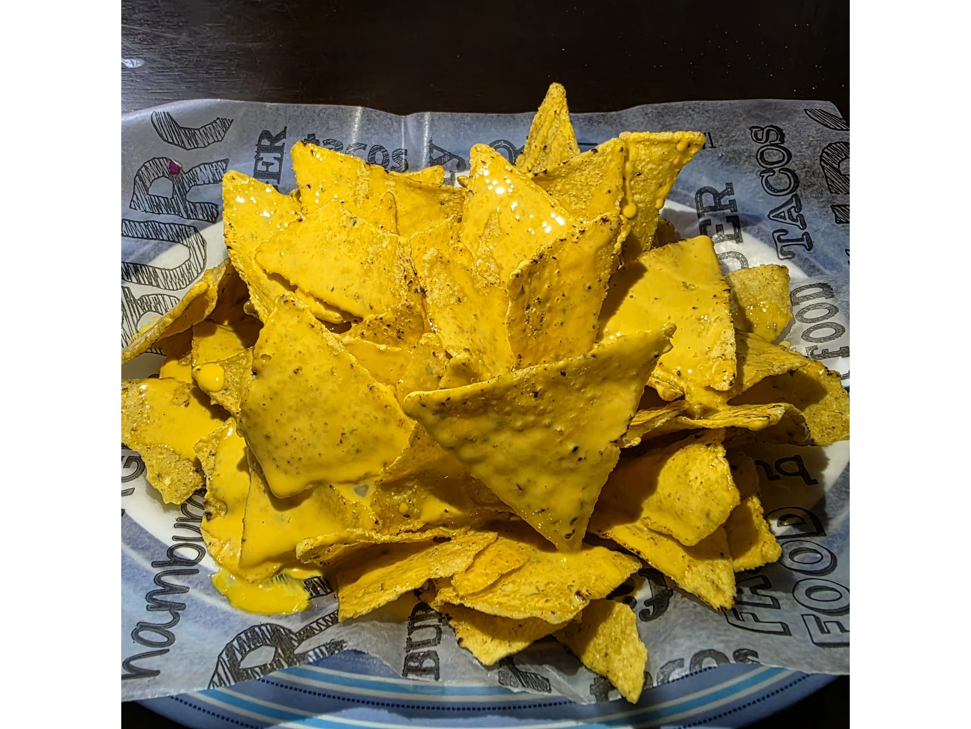 Nachos con cheddar