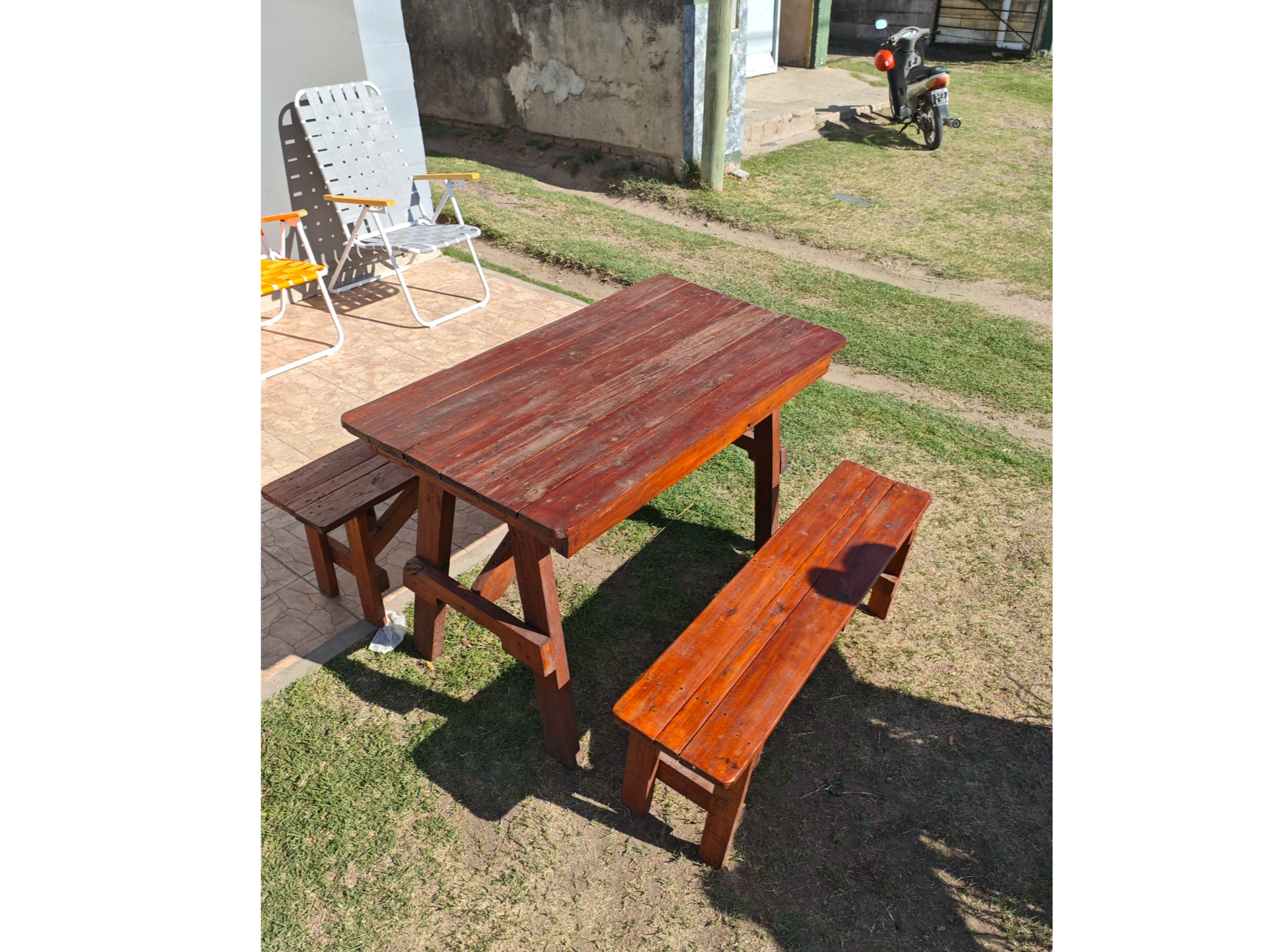 Mesa + bancos de madera
