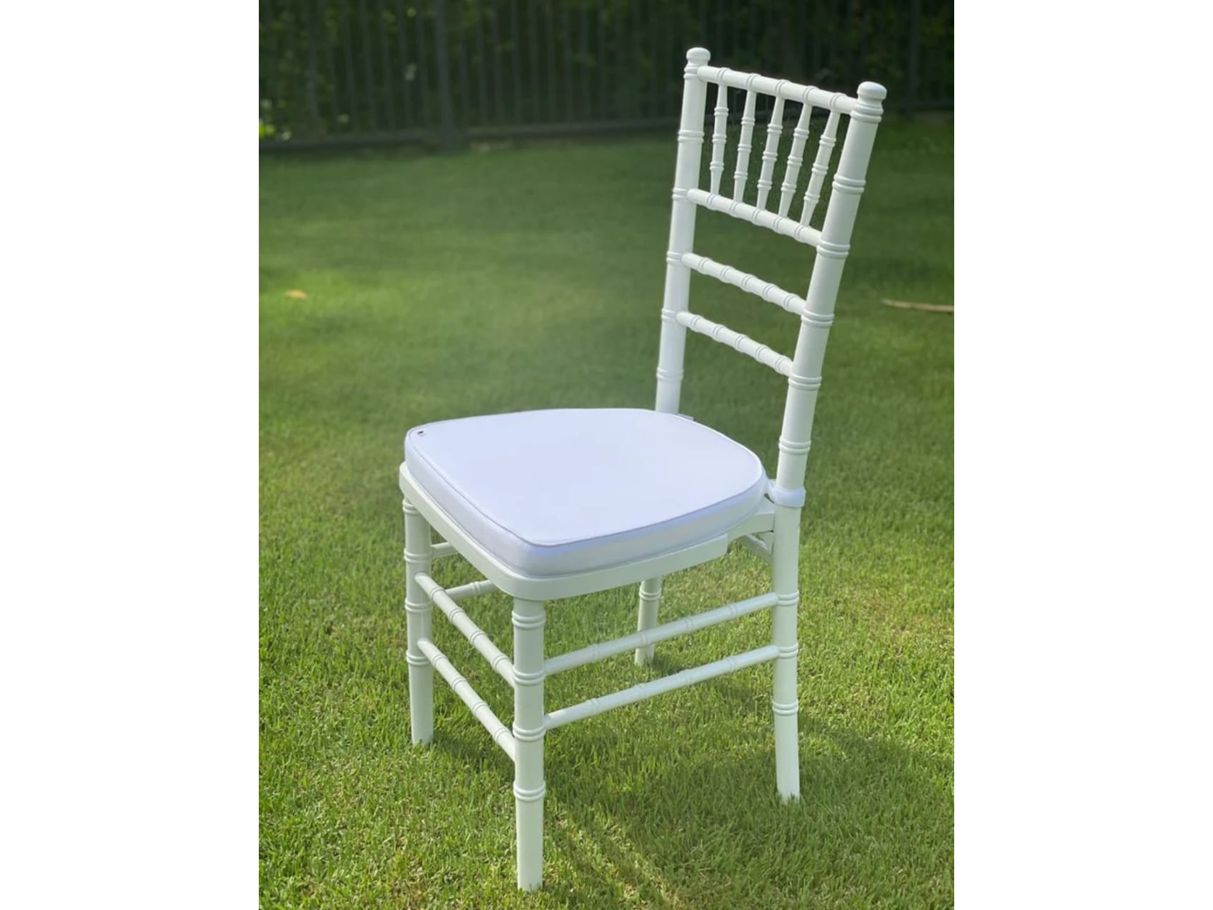Silla Tiffany Blanca con o sin Almohadon de Vajilla Pehuen