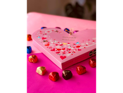 Caja corazon ROSA x 200gr (18 bombones rellenos surtidos)