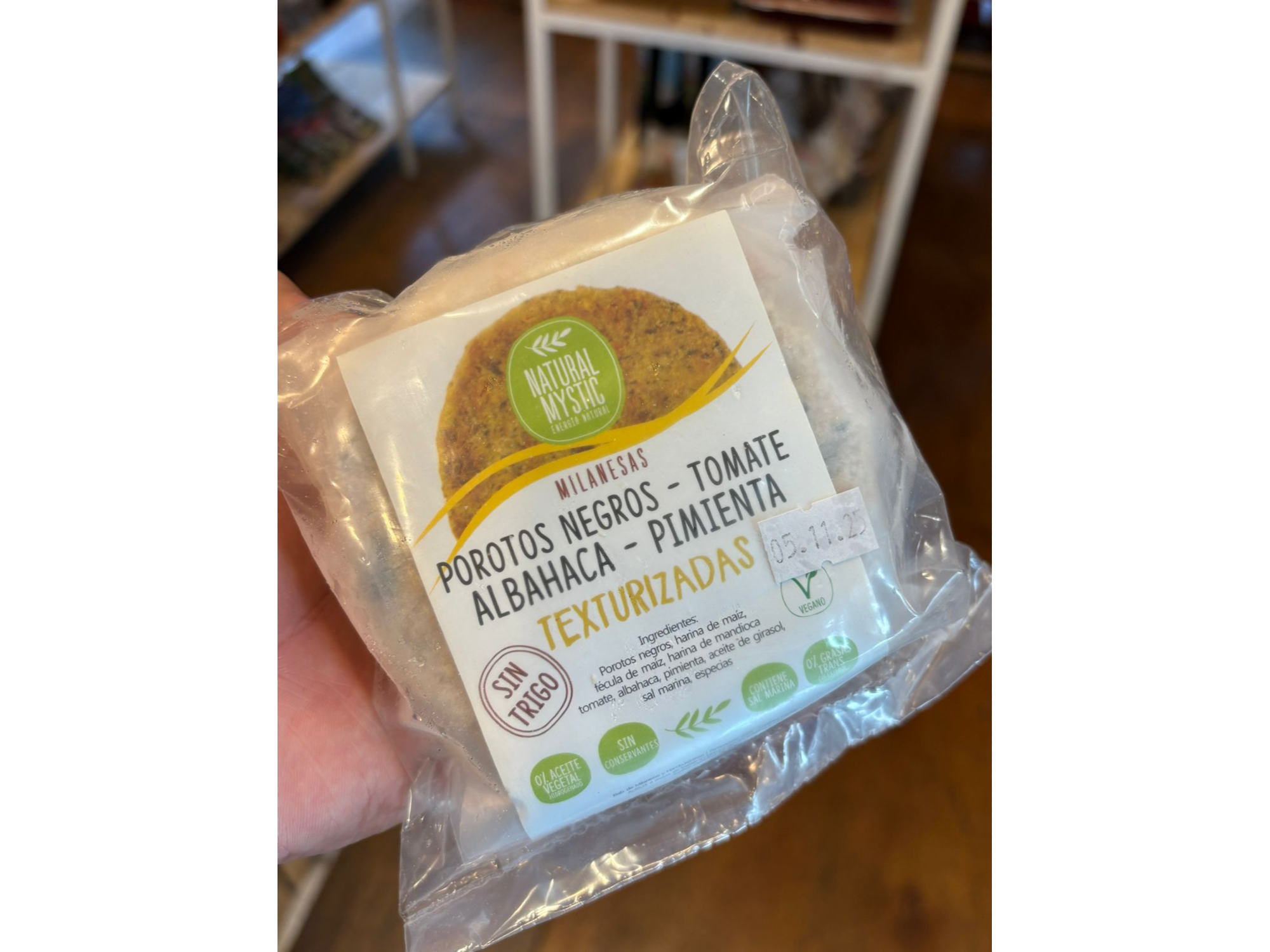 Milanesas de porotos negros, tomate, albahaca, pimienta