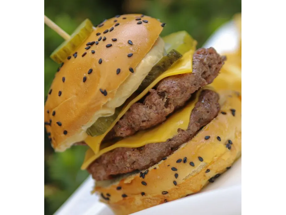 Cheese Burger Con Papas Fritas