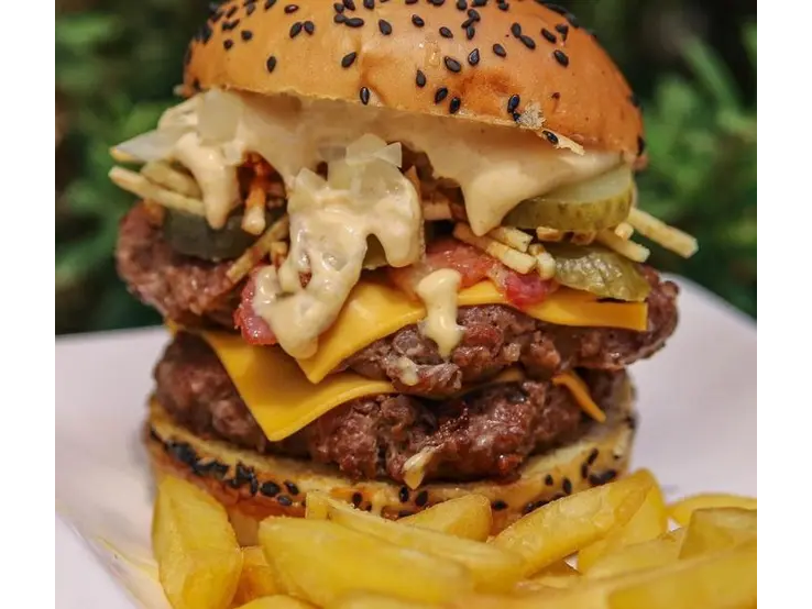 Cheese Bacon Burger Con Papas Fritas