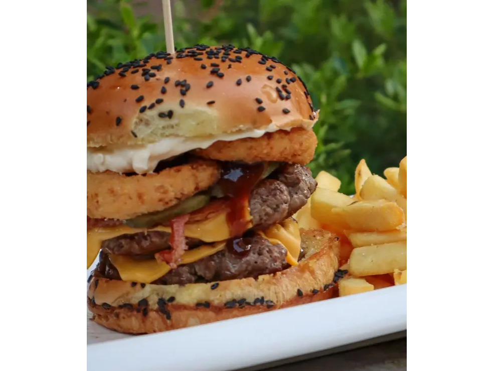 Rodeo Burger Con Papas Fritas