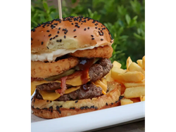 Rodeo Burger Con Papas Fritas