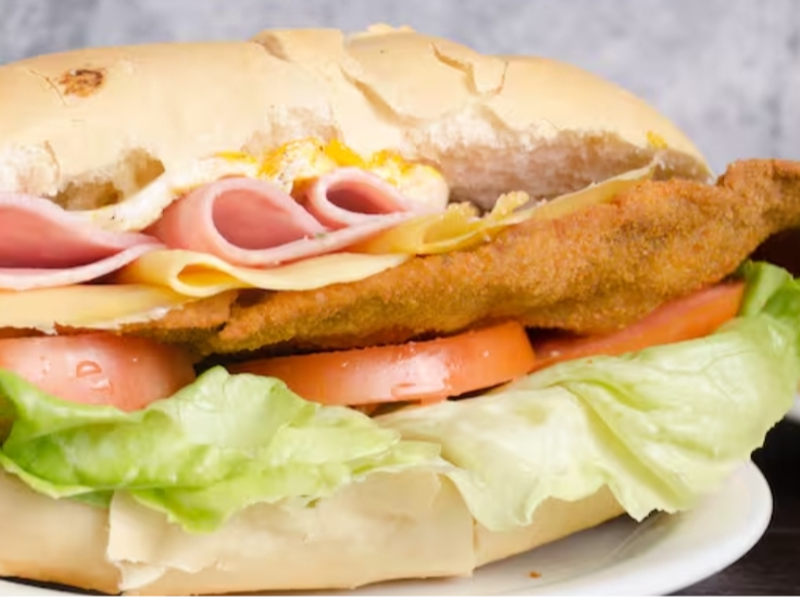 Sanwich milanesa de pollo completa con papas fritas