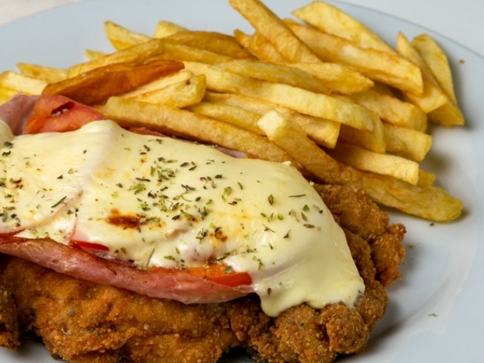 Milanesa pata muslo napolitana con papas fritas