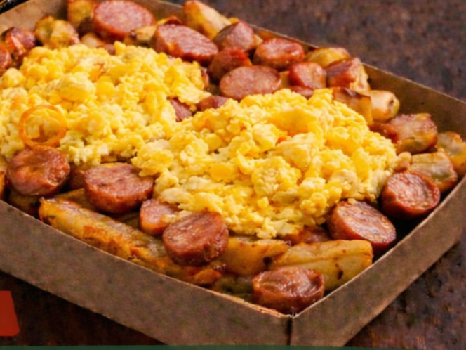 Salchipapas con huevo