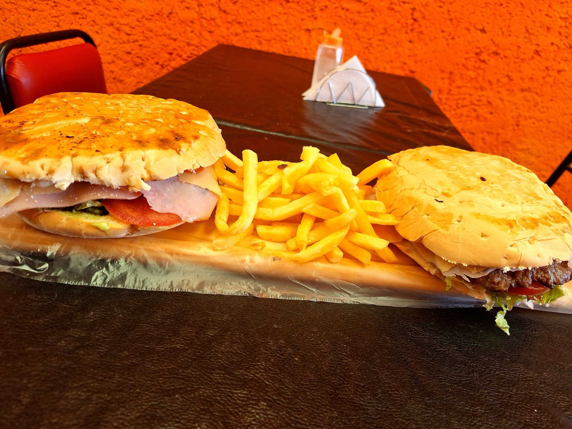 Dos hamburguesas más lluvia de frita