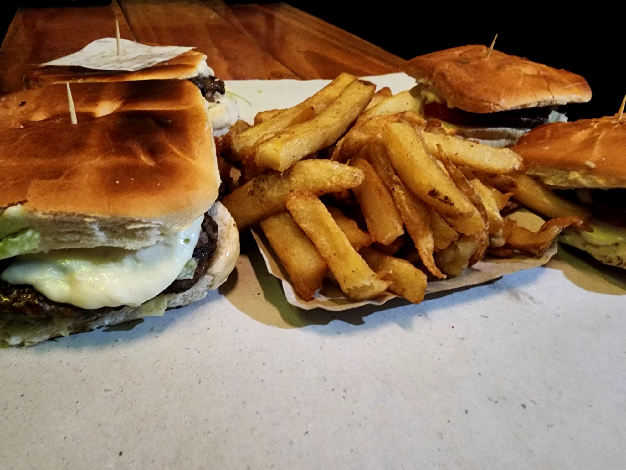 4 Hamburguesas Comunes + papas