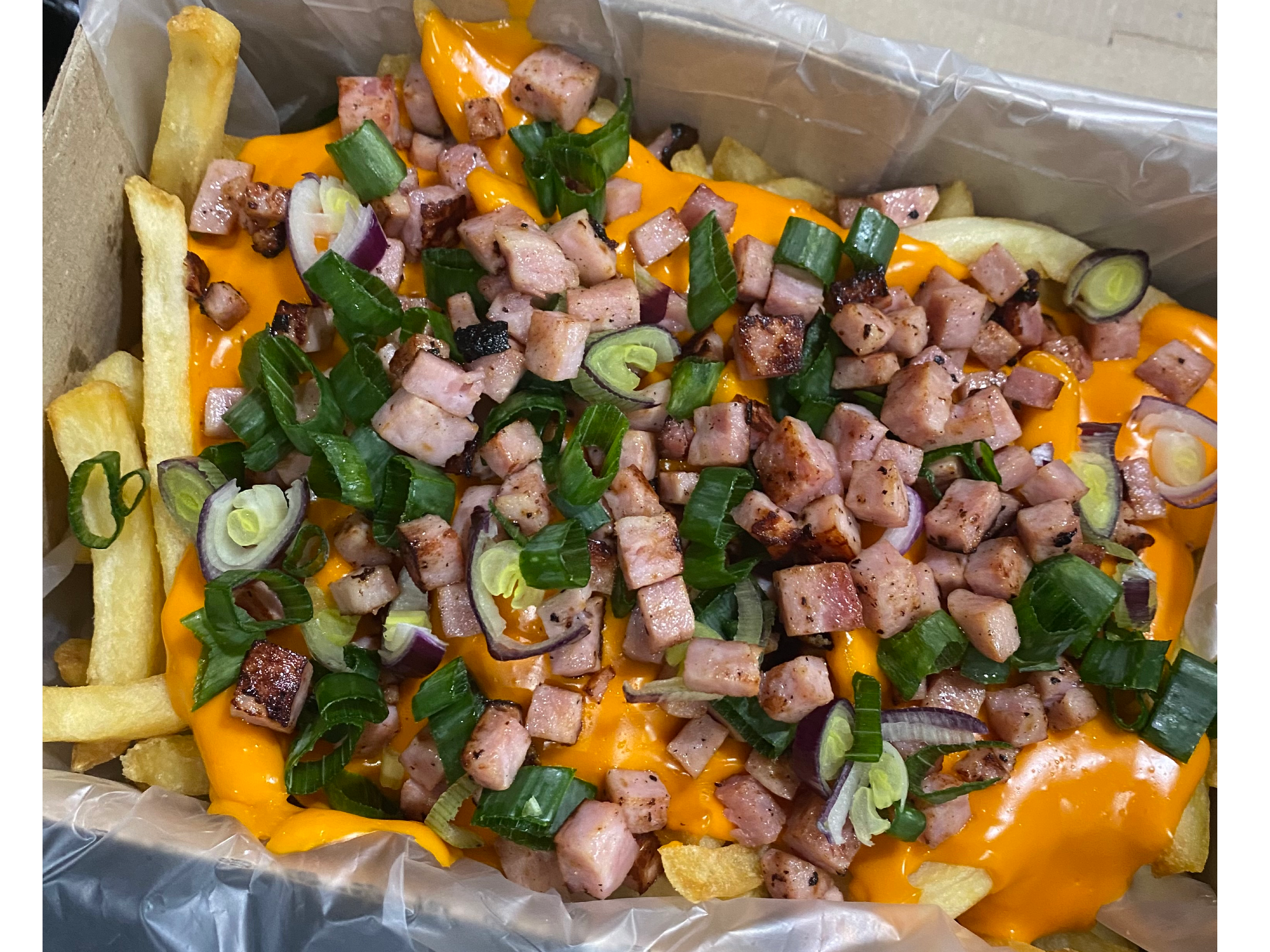 Papas fritas con cheddar, panceta y verdeo de Club Del Antojo