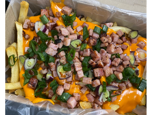 Papas fritas con cheddar, panceta y verdeo de Club Del Antojo