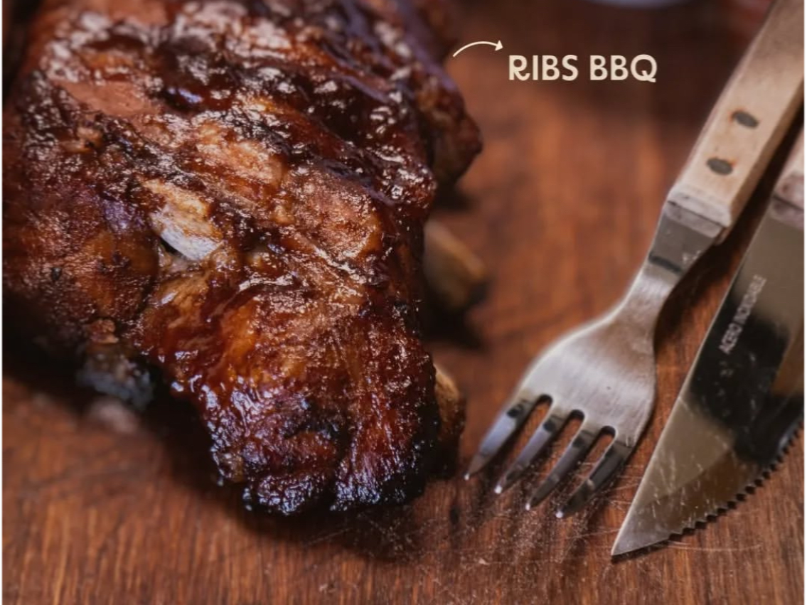 Ribs de cerdo a la barbacoa, acompañada de papas fritas