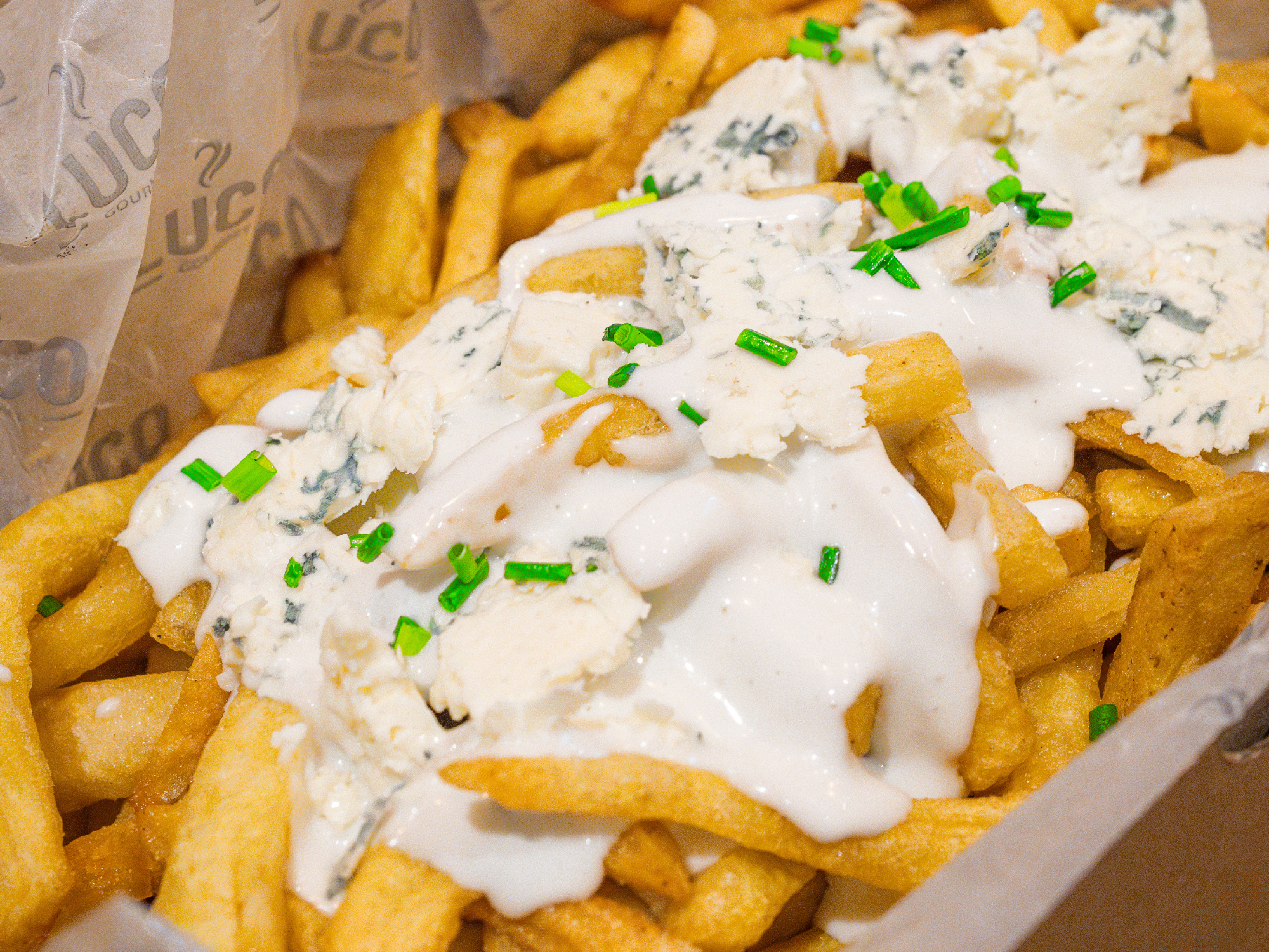 Papas fritas cocinadas con salsa roquefort