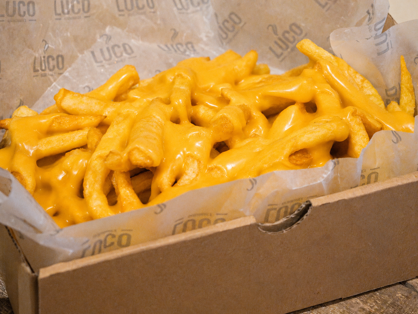 Papas fritas cocinadas con cheddar