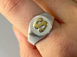 ANILLO SELLO OVAL PLATA C/INICIAL DE ORO