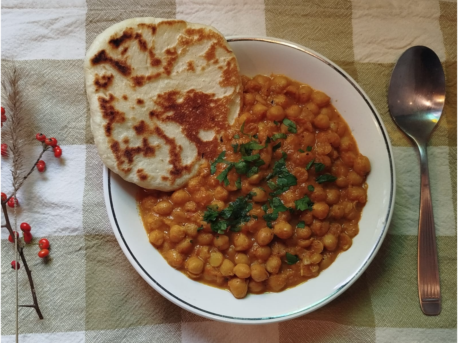 CURRY DE GARBANZOS (CHANA MASALA) CON PAN NAAN