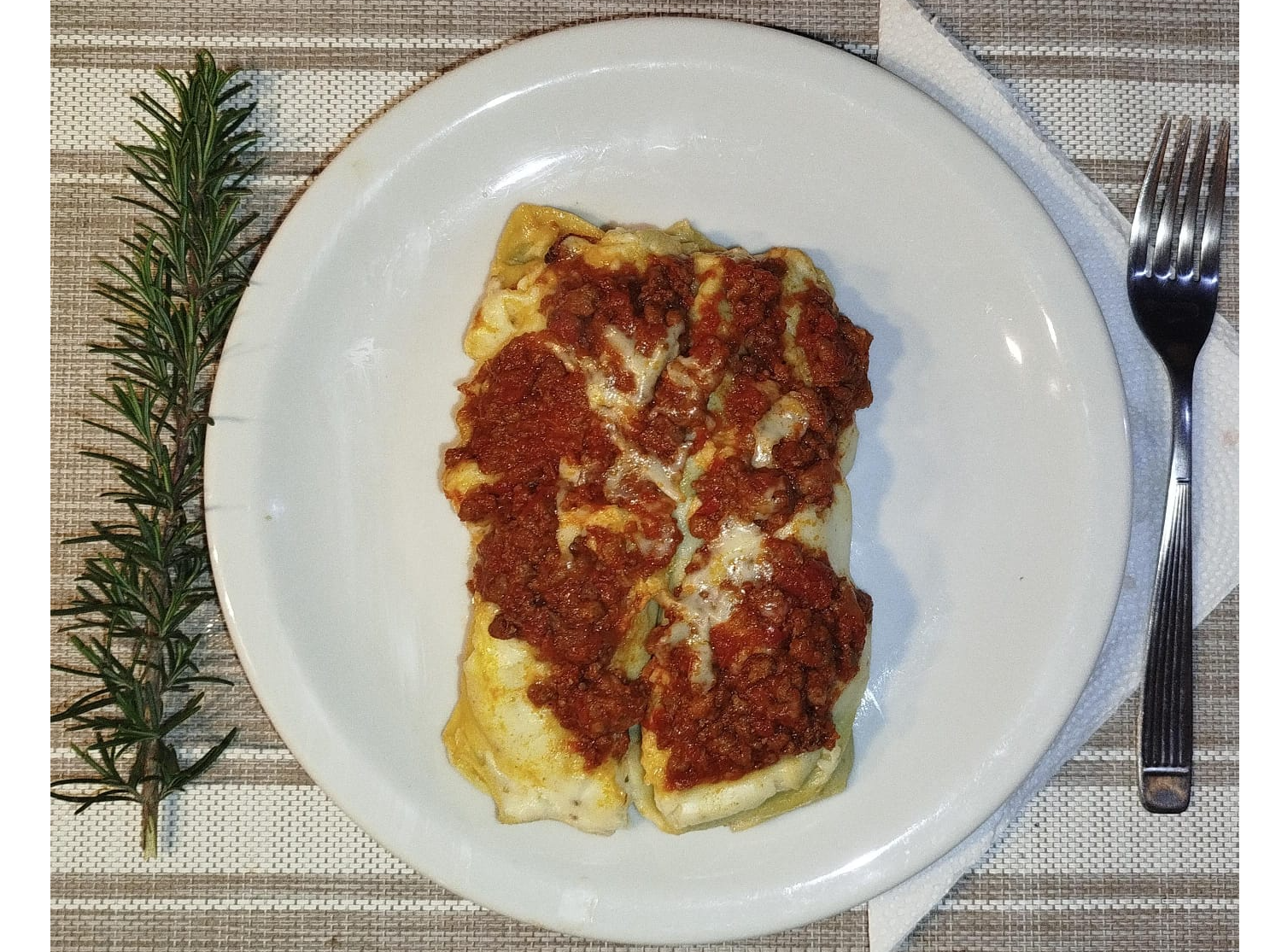 CANELONES DE RICOTA Y ESPINACA CON SALSA BECHAMEL Y BOLOGNESA