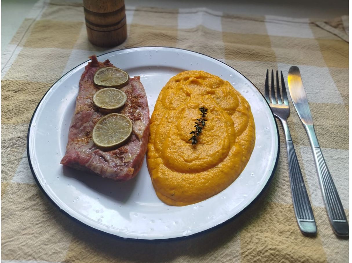 CHURRASQUITO DE CERDO CON PURÉ DE ZANAHORIA CON TOMILLO