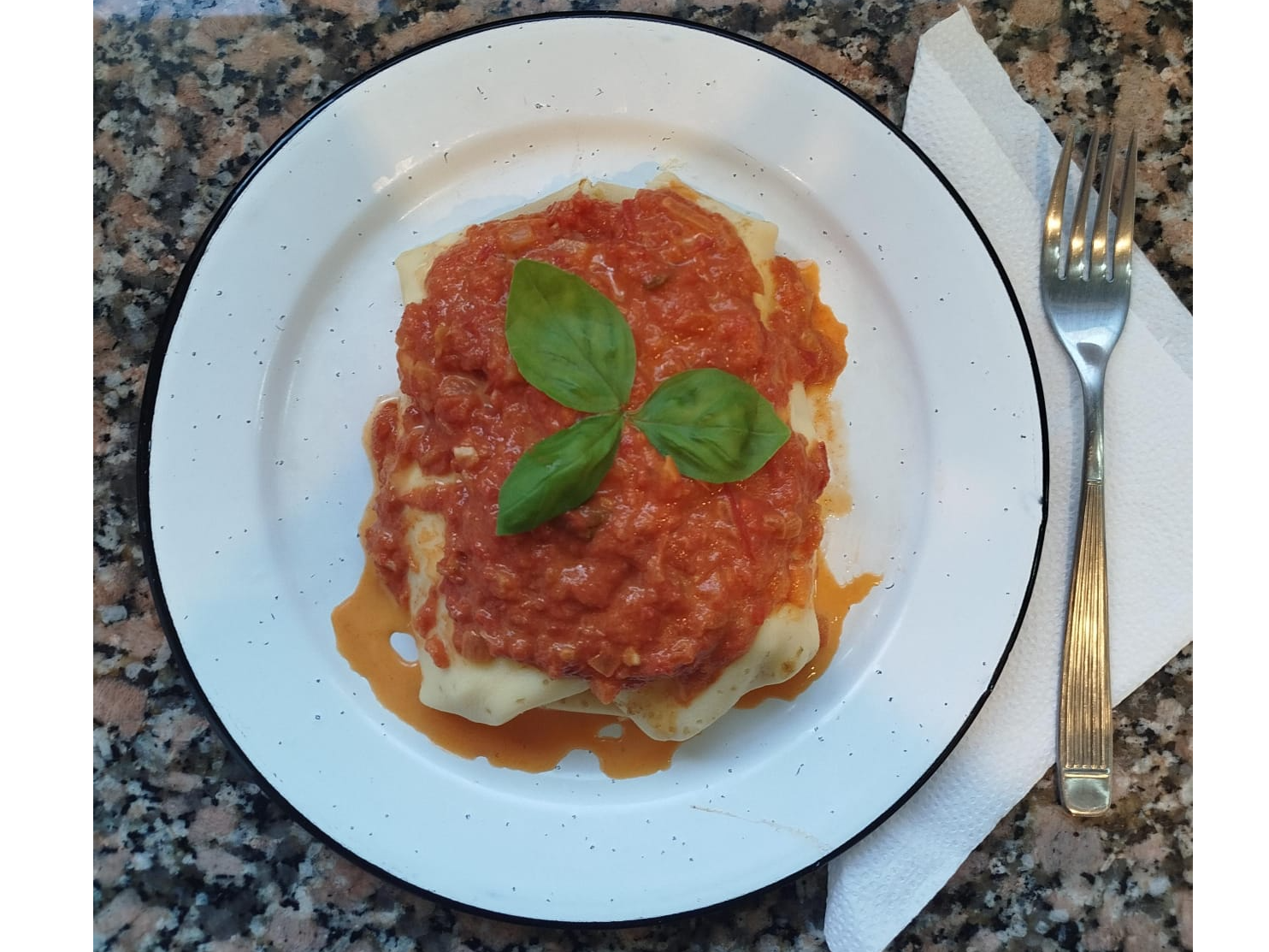 CANELONES DE RICOTA, MUZZARELLA Y JAMÓN CON SALSA ROSA