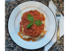 CANELONES DE RICOTA, MUZZARELLA Y JAMÓN CON SALSA ROSA