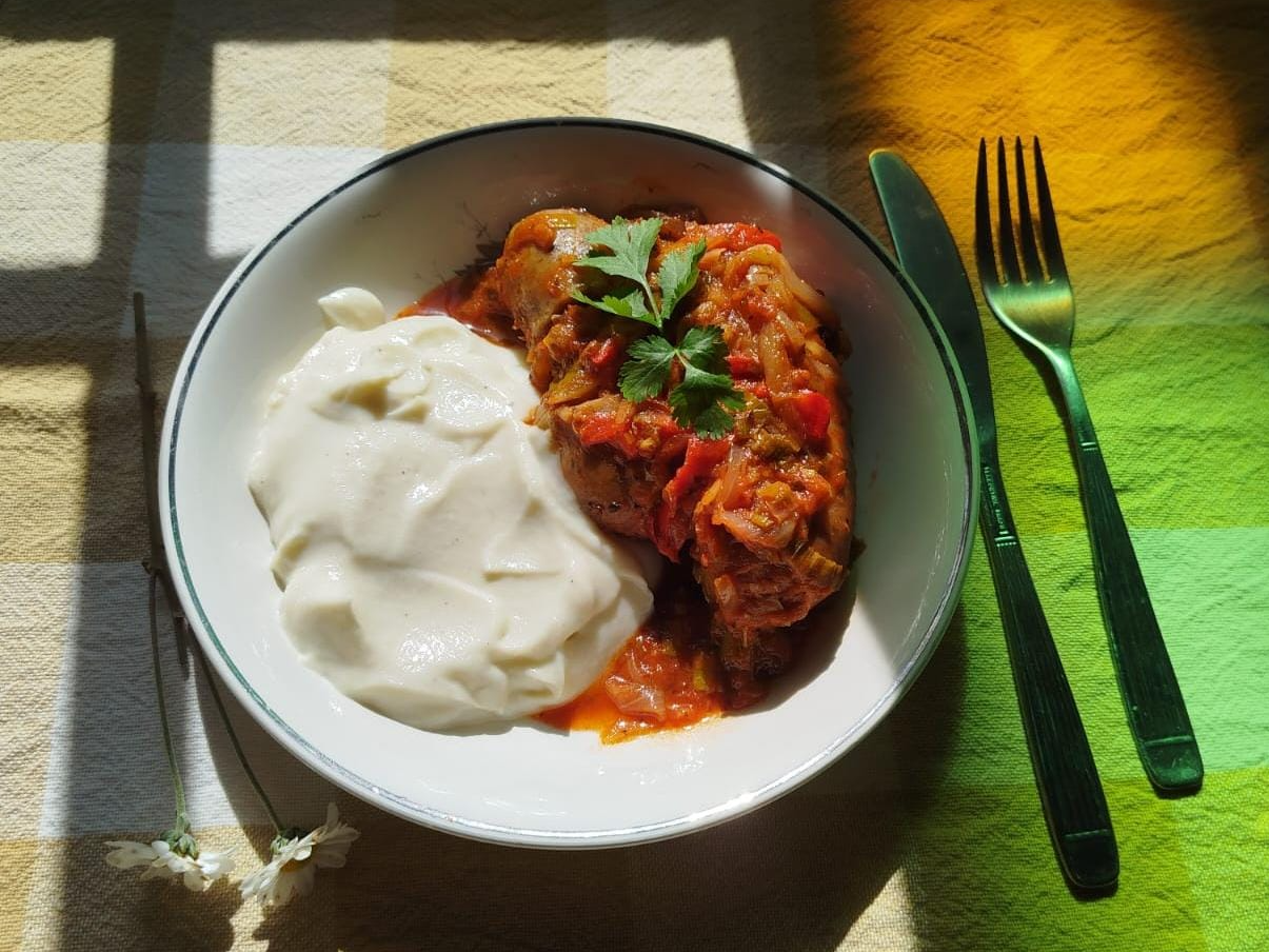 CHORIZOS A LA POMAROLA CON PURÉ DE COLIFLOR