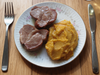 BONDIOLA LAQUEADA CON PURÉ DE BATATAS AL CARAMELO